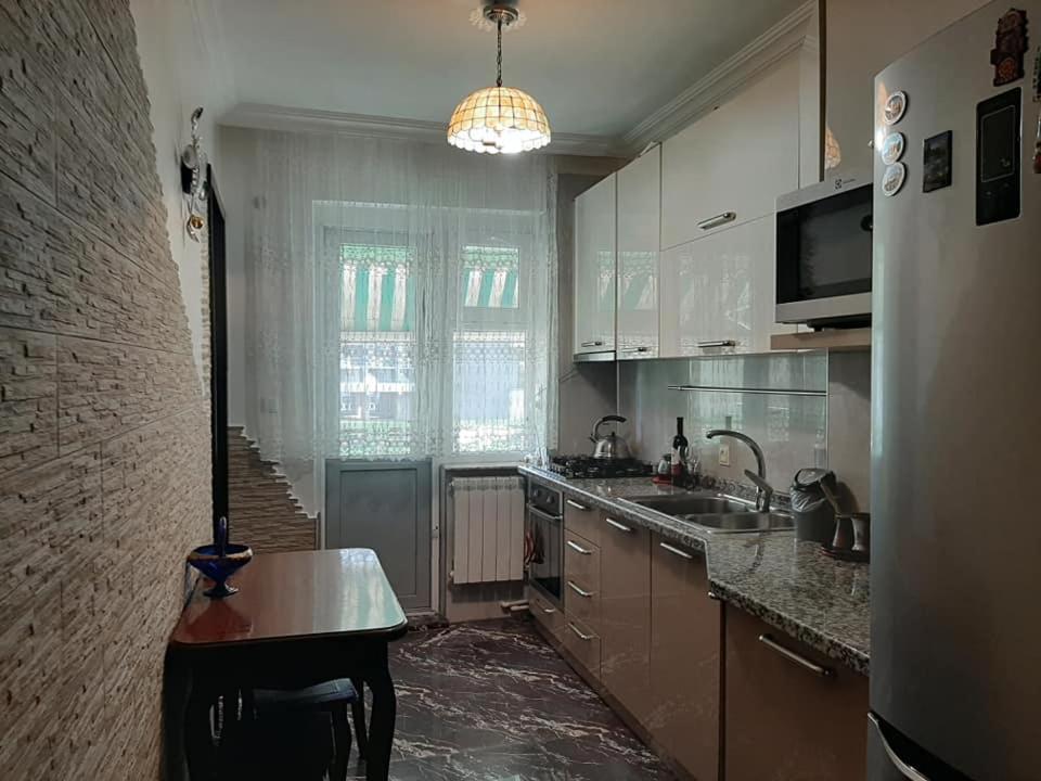 Apartment Жужуна บาทูมิ ภายนอก รูปภาพ
