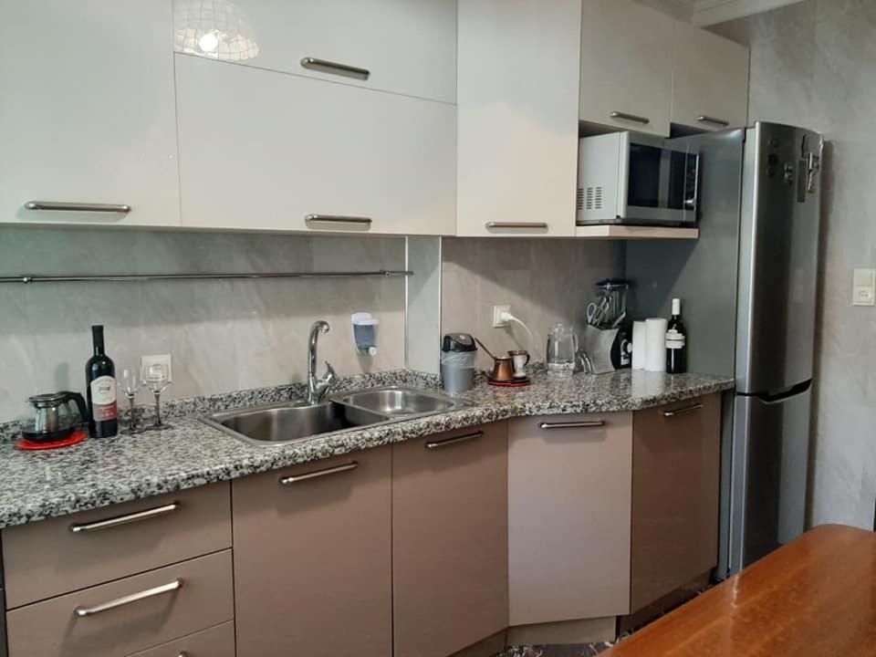 Apartment Жужуна บาทูมิ ภายนอก รูปภาพ