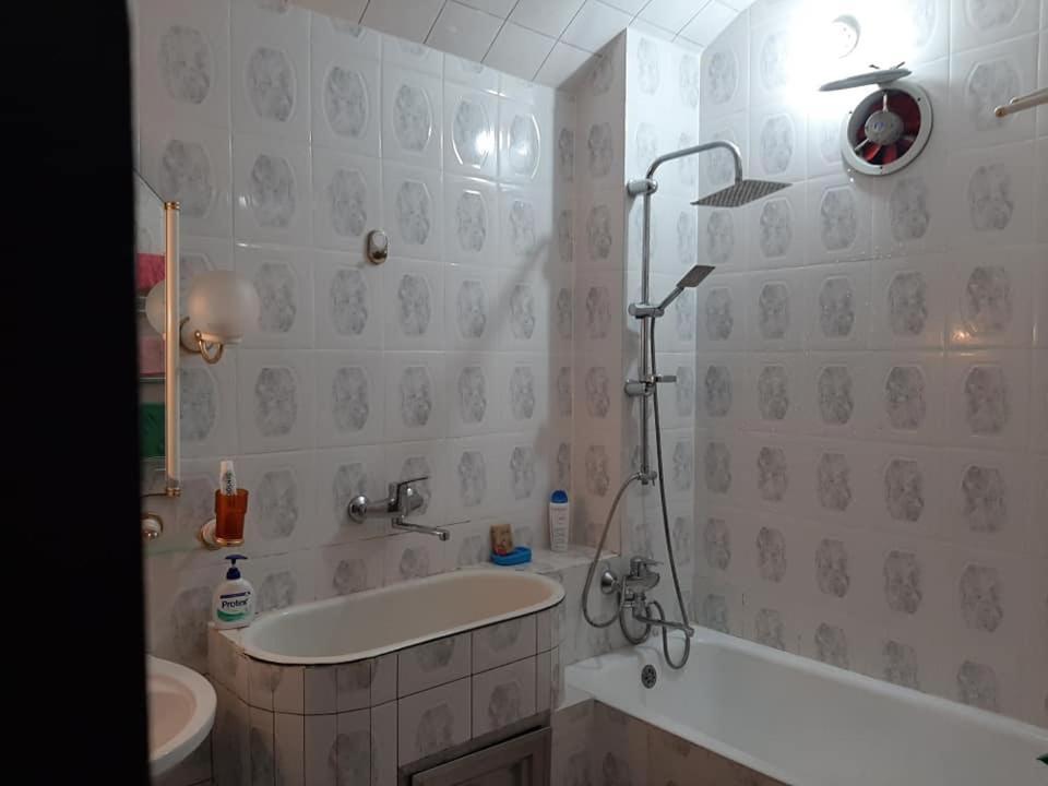 Apartment Жужуна บาทูมิ ภายนอก รูปภาพ