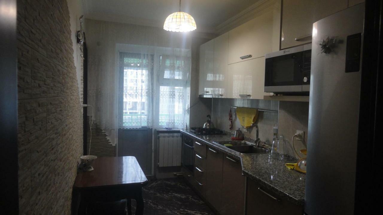 Apartment Жужуна บาทูมิ ภายนอก รูปภาพ